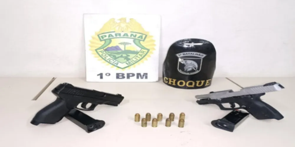 Foram encontradas uma pistola, um simulacro de arma de fogo e munições