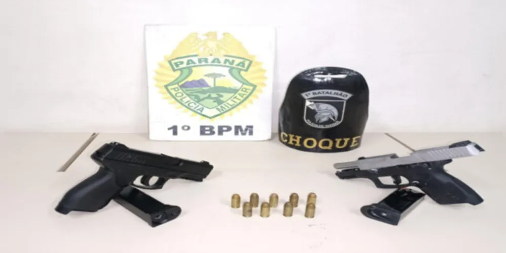 Foram encontradas uma pistola, um simulacro de arma de fogo e munições