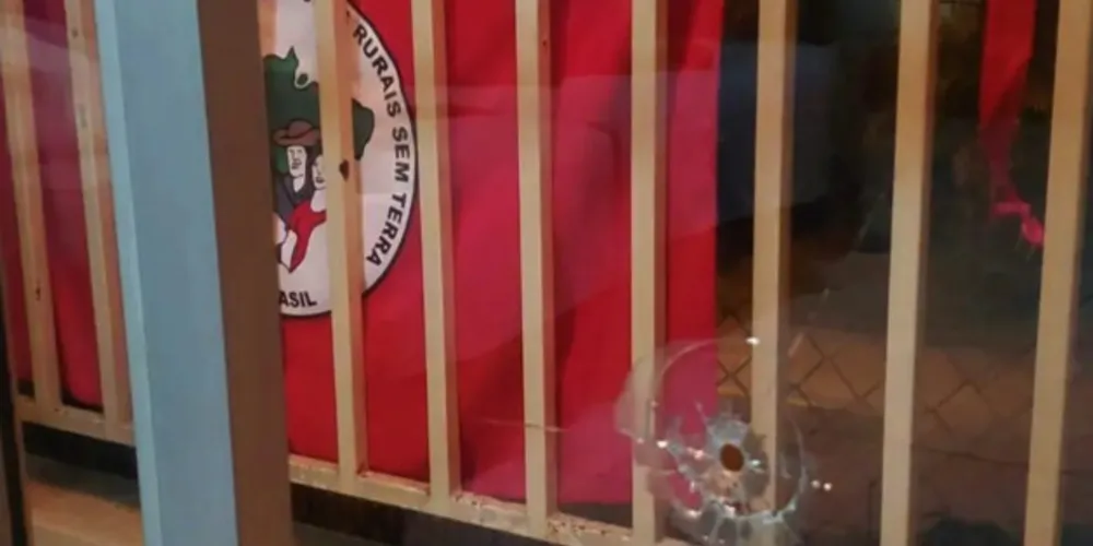 Tiro foi disparado contra a sala da residência, local onde a bandeira estava posicionada