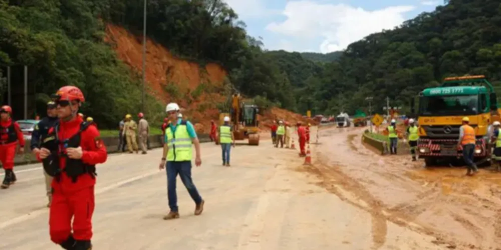 Segundo as autoridades, não há mais pessoas desaparecidas no local. Seis veículos pesados e três leves foram retirados do local