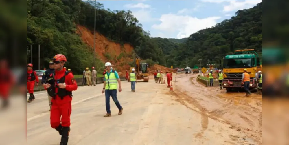 Segundo as autoridades, não há mais pessoas desaparecidas no local. Seis veículos pesados e três leves foram retirados do local