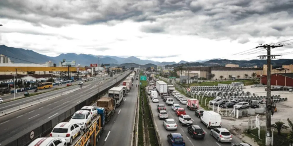 Os bloqueios tomam proporções quilométricas em determinados estados.