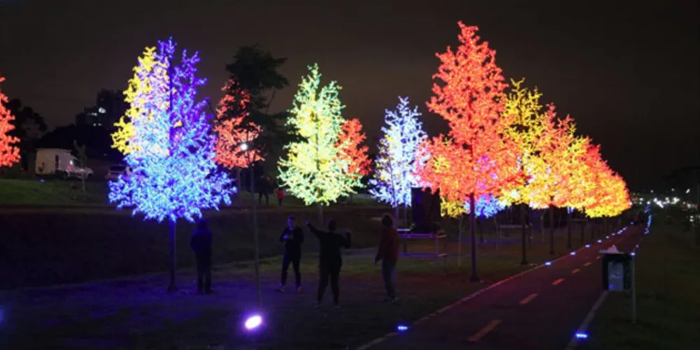 Arte e Tecnologia juntam-se para criar uma atmosfera natalina que transforma o Parque Linear no cenário ideal para celebrar a vida em família.