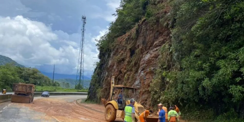 Trabalhos são intensos para liberação da pista