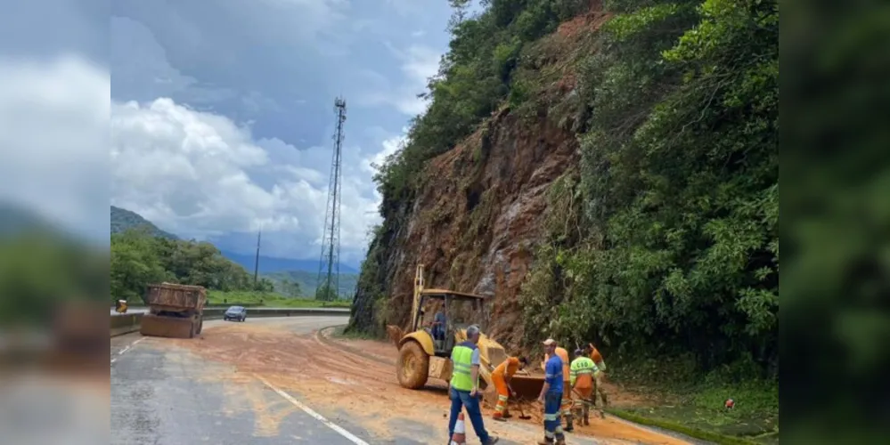 Trabalhos são intensos para liberação da pista