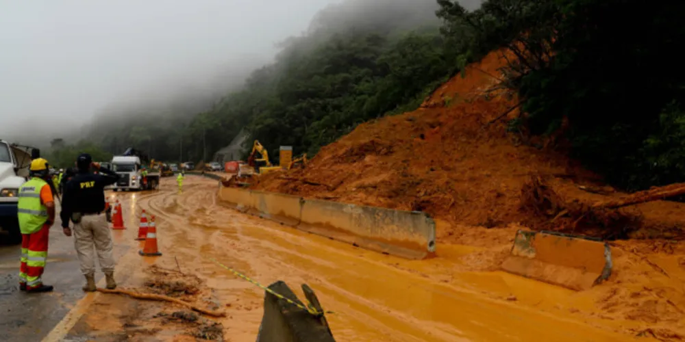 Deslizamento na BR-376 ocorreu em Guaratuba