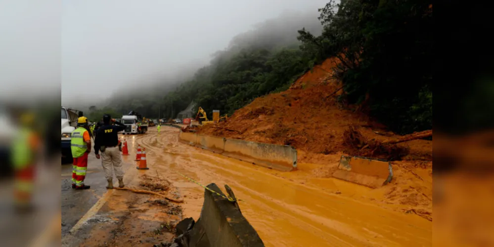 Deslizamento na BR-376 ocorreu em Guaratuba