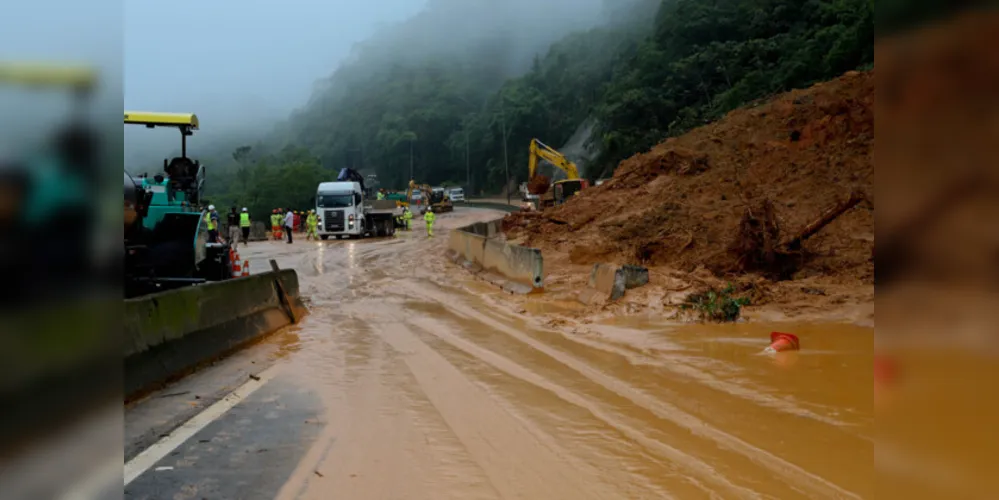 Mais uma faixa da pista sul da BR-376/PR, na altura do km 668,7, foi liberada