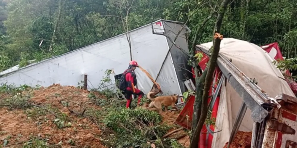 Nesta madrugada houve limpeza da pista sentido norte, retirando do local aproximadamente 7.000 metros cúbicos de massa terrosa