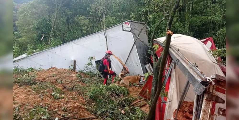 Nesta madrugada houve limpeza da pista sentido norte, retirando do local aproximadamente 7.000 metros cúbicos de massa terrosa