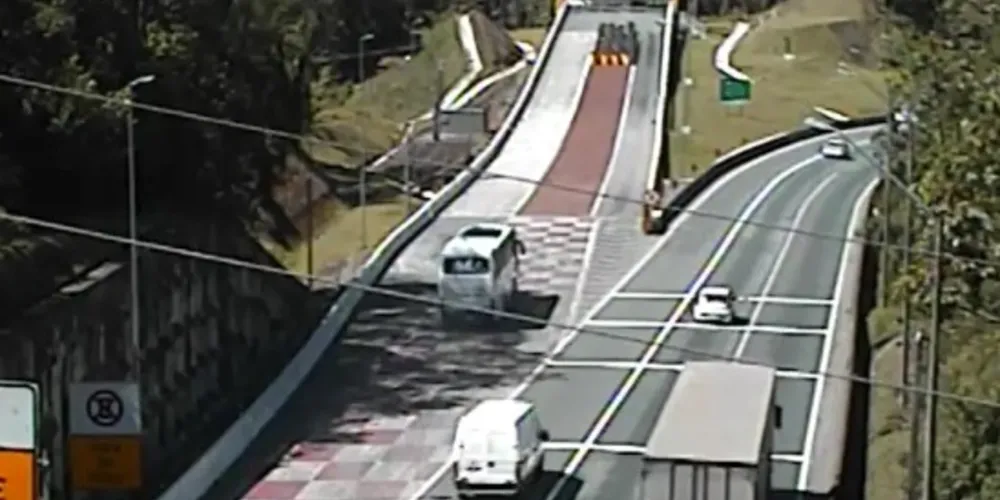 Ônibus disparou e utilizou a área de escape