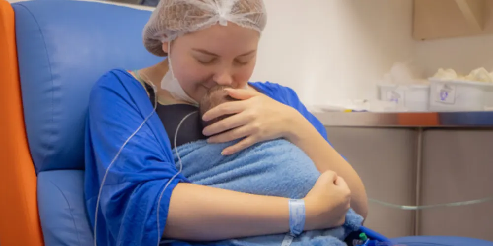 Na busca pela plena recuperação de bebês internados, a equipe multidisciplinar da instituição aplica o método canguru, para manter mãe e bebê unidos no tratamento.
