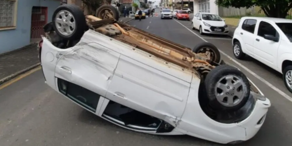 Acidente aconteceu na manhã dessa segunda-feira (17), perto da UEPG