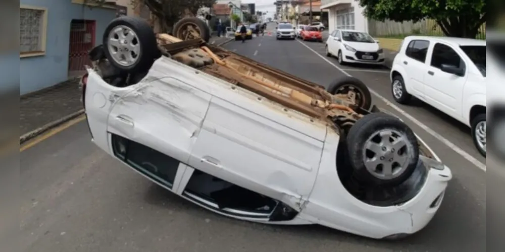 Acidente aconteceu na manhã dessa segunda-feira (17), perto da UEPG