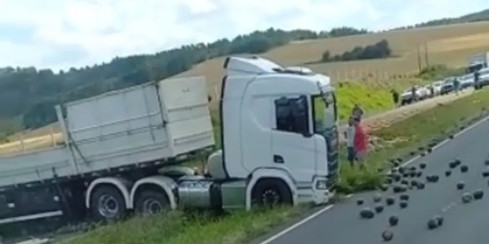 Acidente envolveu um caminhão Scania
