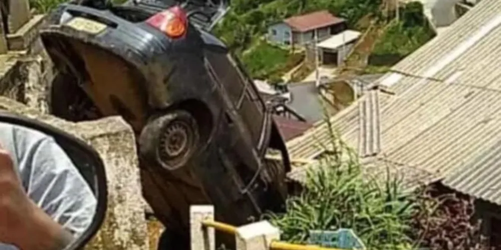 Motorista perdeu o controle da direção e o carro só parou ao cair em uma escadaria que dá acesso às casas