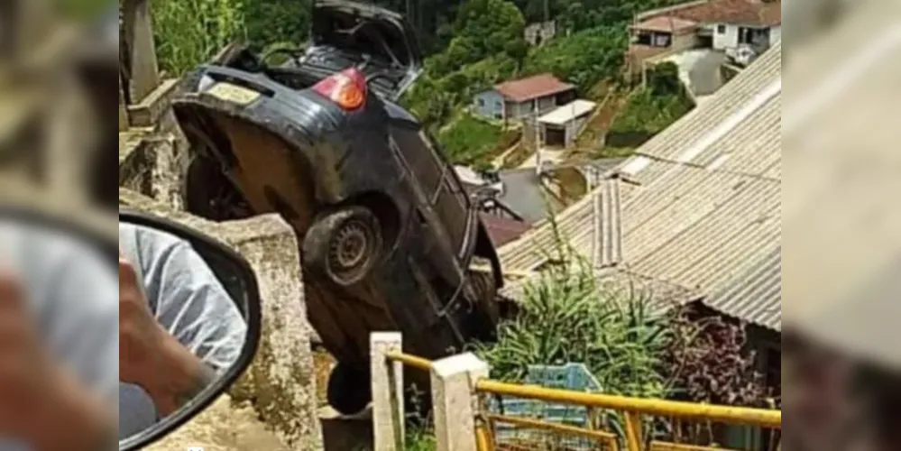 Motorista perdeu o controle da direção e o carro só parou ao cair em uma escadaria que dá acesso às casas