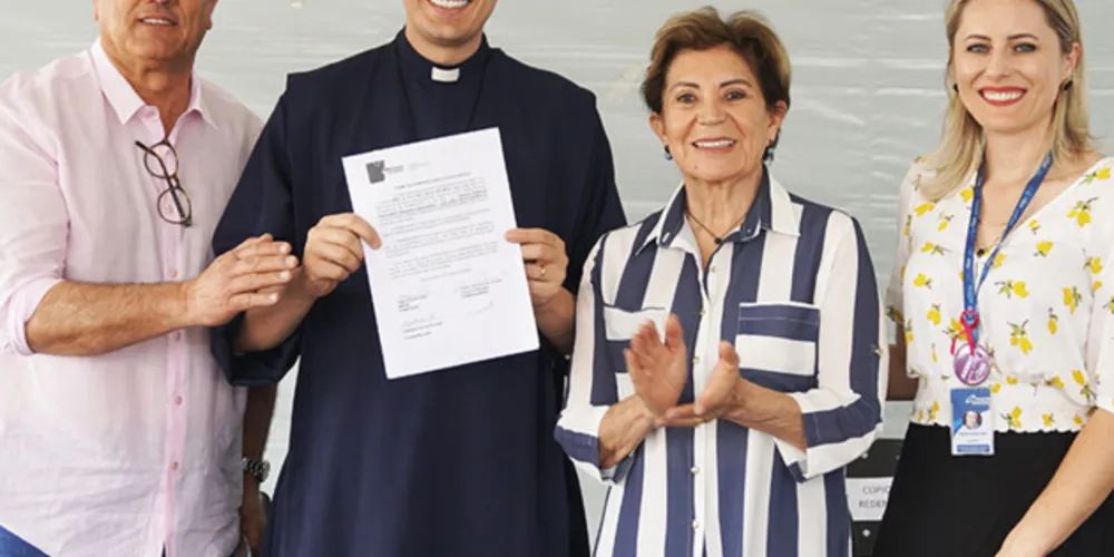 Deputado Plauto Miró (UB) e a Prefeita Elizabeth Schmidt (PSD) na cerimônia de entrega de veículos.