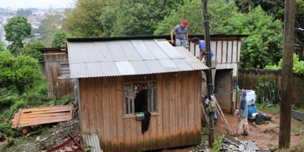 Defesa Civil socorre famílias atingidas pelas fortes chuvas