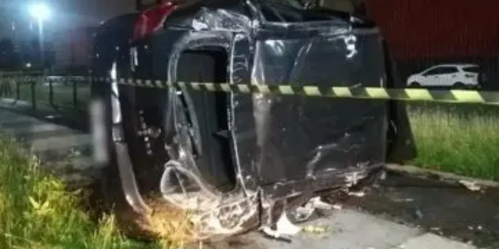 No veículo estavam o condutor, de 22 anos, e a passageira, de 20 anos