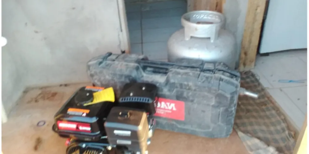 Ferramentas e um botijão de gás foram apreendidos com o homem
