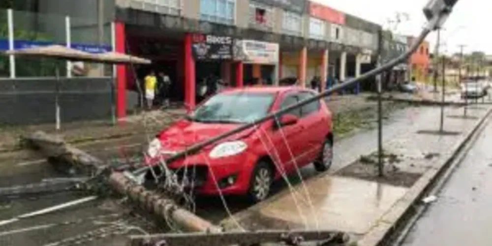 Imagens detalham estrago ocasionado pelas fortes chuvas na capital paranaense