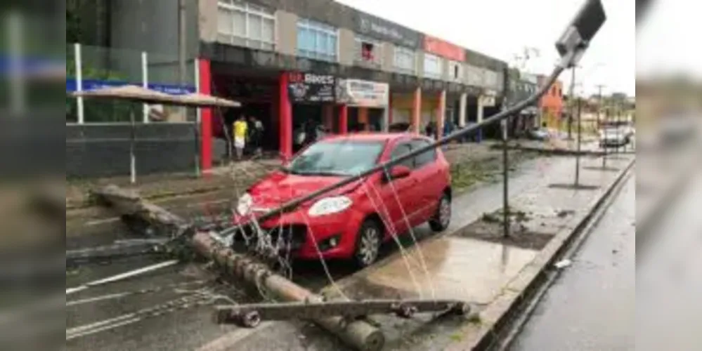 Imagens detalham estrago ocasionado pelas fortes chuvas na capital paranaense