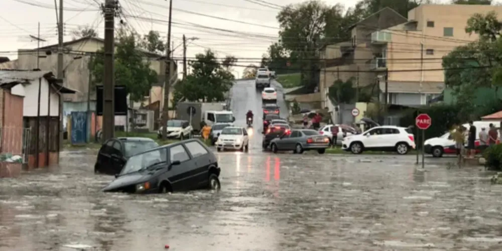 Os riscos de tempestade continuam segundo a Defesa Civil.
