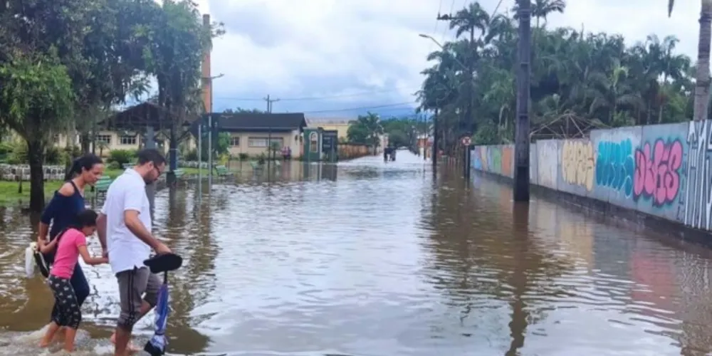 Até o fim da tarde de quarta-feira (30), o número de pessoas atingidas subiu para 4.210. Destas, 1.105 foram desalojadas e 47 foram desabrigadas