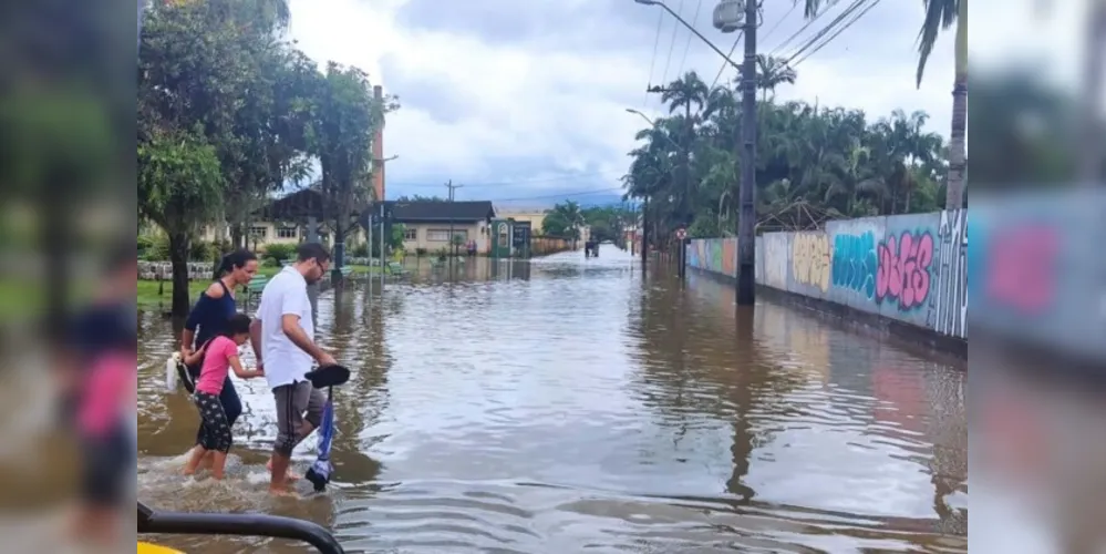 Até o fim da tarde de quarta-feira (30), o número de pessoas atingidas subiu para 4.210. Destas, 1.105 foram desalojadas e 47 foram desabrigadas