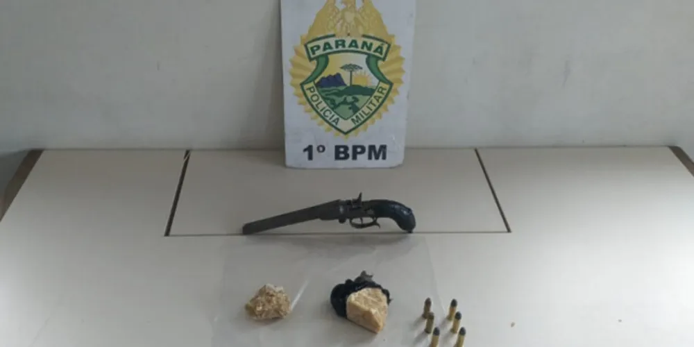 Além das armas e drogas, suspeito de 31 anos possuía um mandado de prisão em aberto pela Justiça