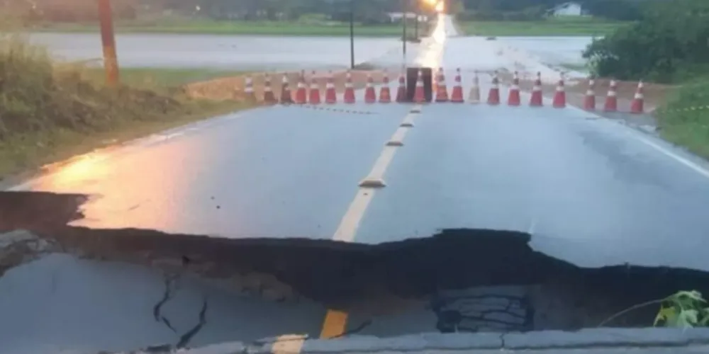 Chuvas abrem cratera e ponte é interditada em Santa Catarina