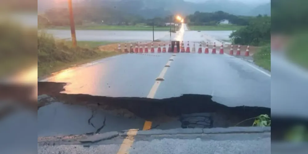 Chuvas abrem cratera e ponte é interditada em Santa Catarina