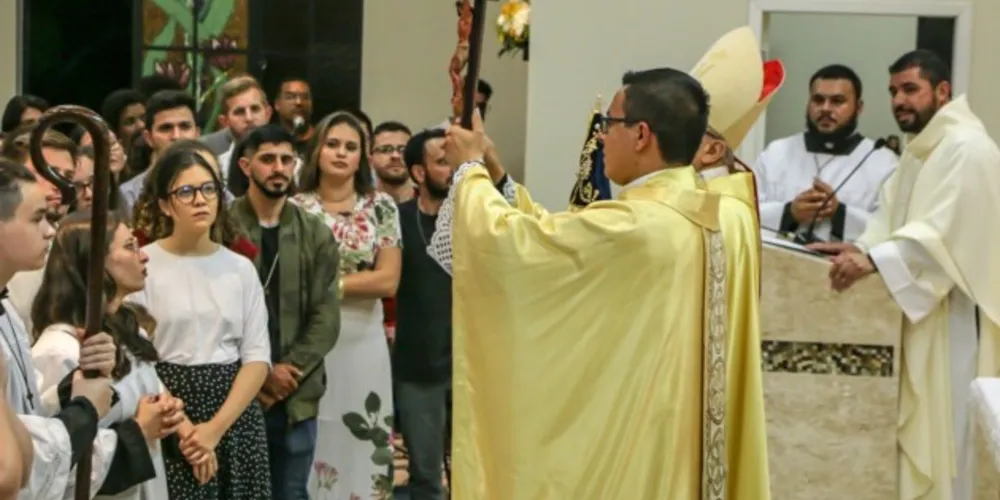 Dom Sergio e padre Wagner entregam a cruz e a imagem de Nossa Senhora Aparecida aos jovens