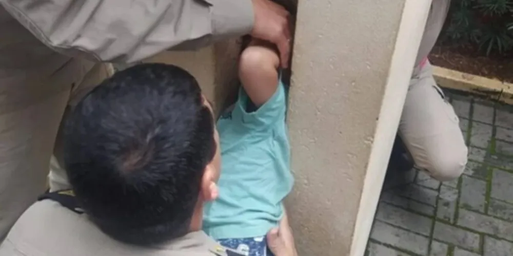 Os socorristas usaram uma entalhadeira e um martelo para retirar a criança do local