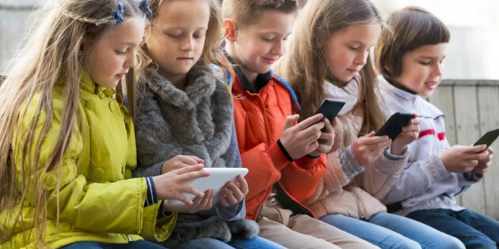 Um dos pontos que merece atenção é o risco de crianças e adolescentes serem expostos a situações de violência sexual. Especialistas orientam que conversar sobre o uso saudável da internet é uma boa saída para a família