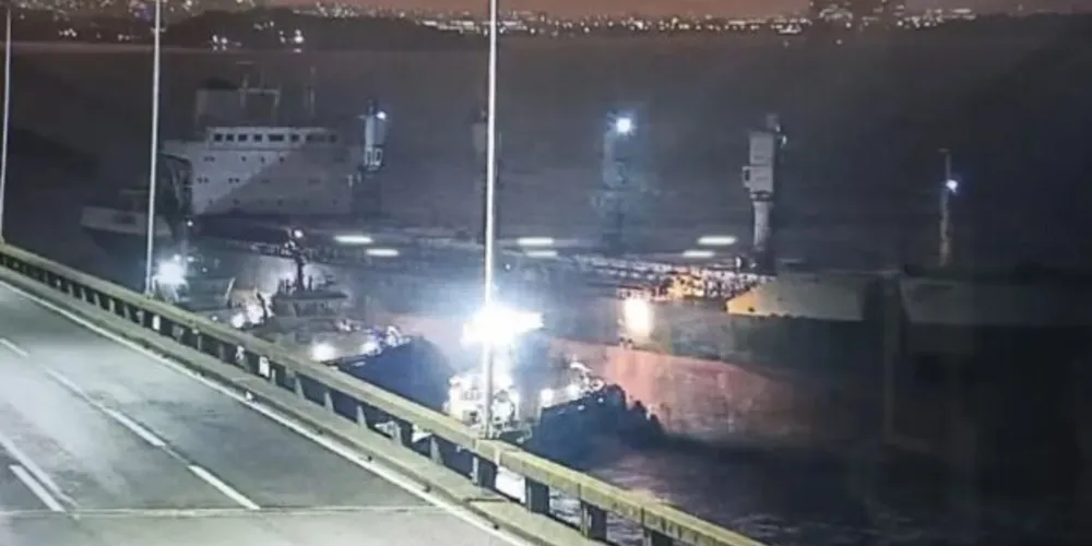Câmeras mostraram que o navio estava sendo rebocado por 4 rebocadores