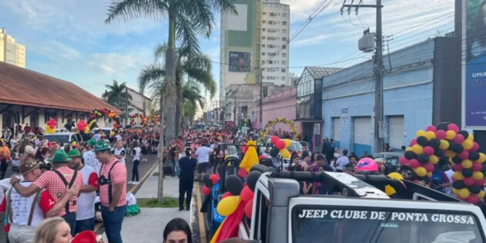 Rua Benjamin Constant está tomada por foliões