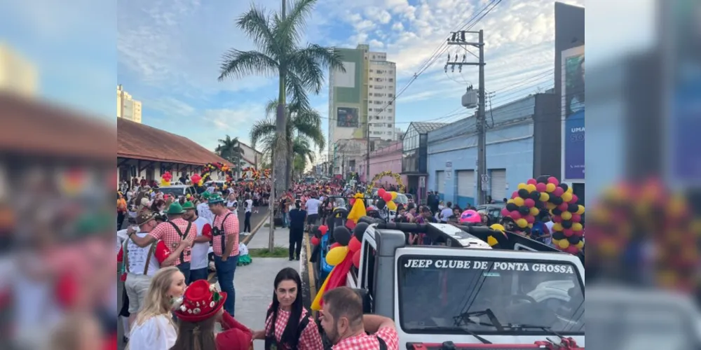 Rua Benjamin Constant está tomada por foliões