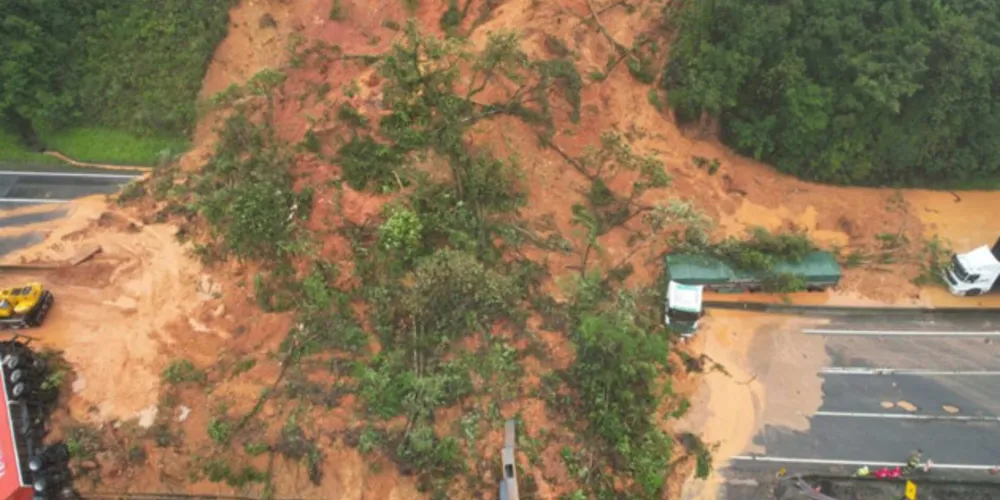 As equipes de buscas utilizaram uma câmera termal em busca de vida, para detectar pontos de calor, mas até o momento não foram encontrados sobreviventes
