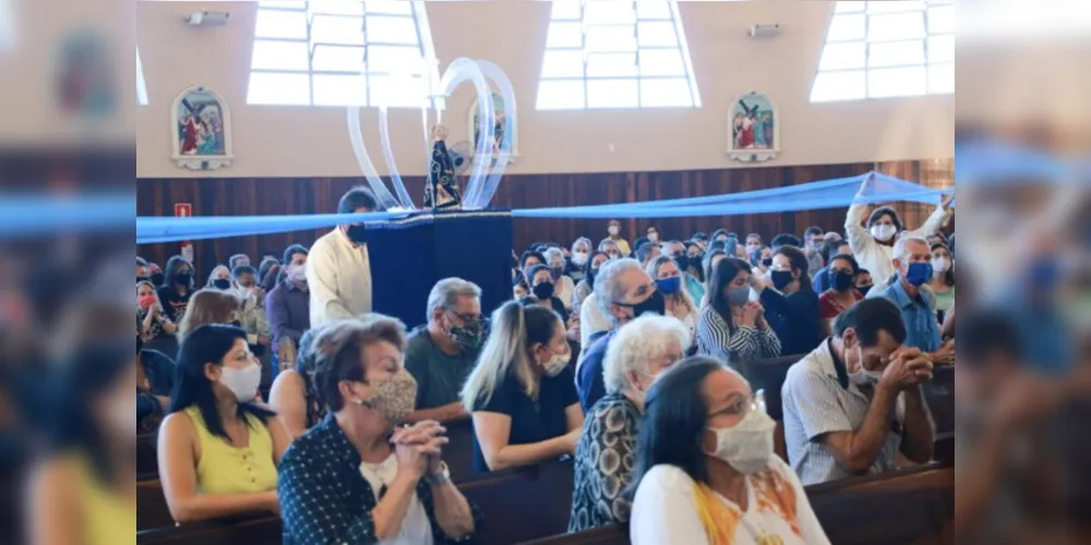 A emoção toma conta dos fiéis que aguardam a chegada da imagem na igreja