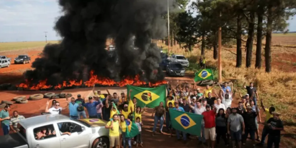 Apoiadores de Jair Bolsonaro em protesto na rodovia BR-251.