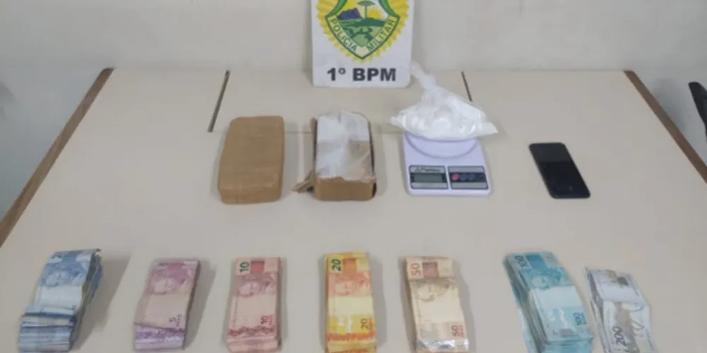 Após denúncias, os policiais encontraram crack, cocaína e dinheiro em espécie na residência do suspeito