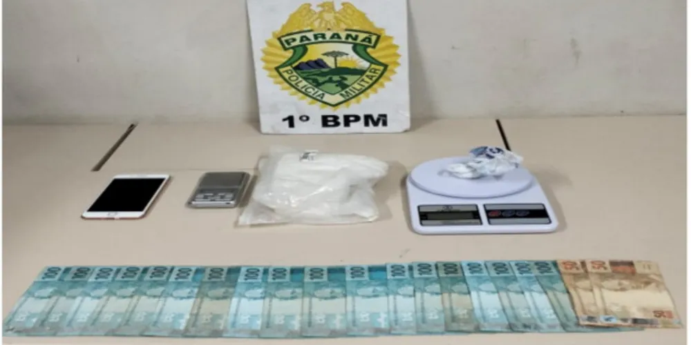 Drogas, dinheiro e balança foram encontradas pela PM