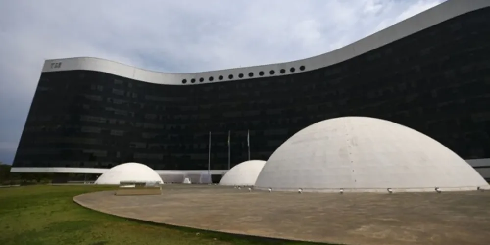 Neste ano, pela primeira vez, todas as seções eleitorais do Brasil ficam abertas das 8h às 17h no horário de Brasília