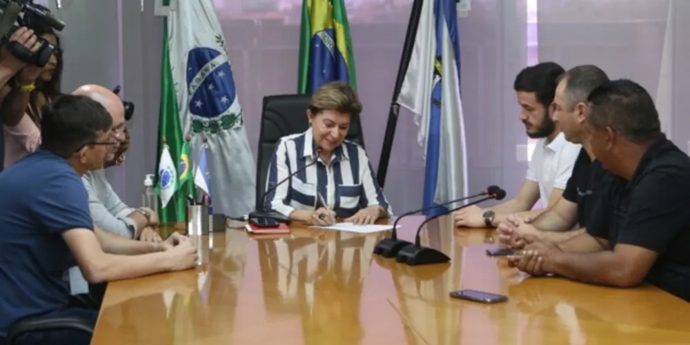 Solenidade de sanção à gratuidade do transporte no dia de eleição aconteceu na Prefeitura