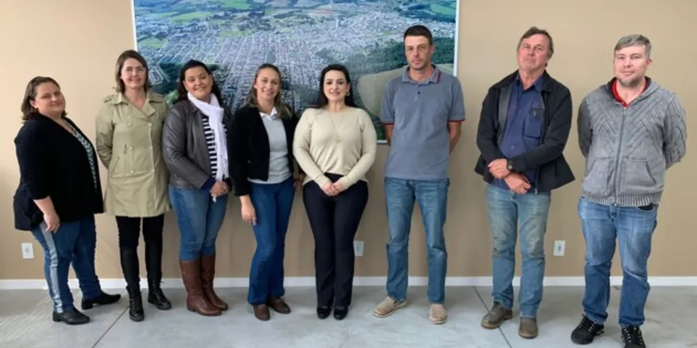 Edenize Plovas, fiscal de contrato com as entidades; Johanna Macedo, secretária de Assistência Social; Tainati Pontes e Luciane Bartmayer, representantes da Padre Theodorus; prefeita Elisangela Pedroso; representantes da Esco-Lar, Alex Los, Ari Guilherme Los e Alexandre Rickli.