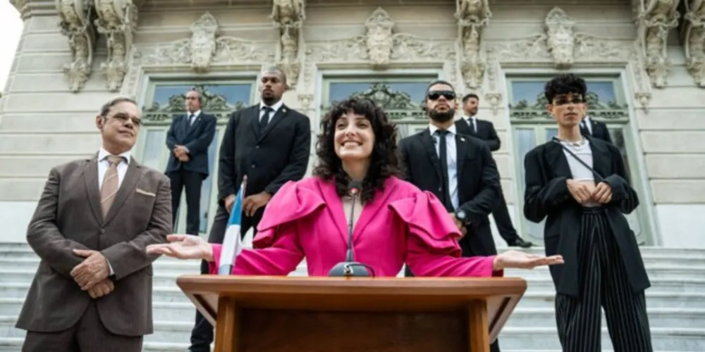 À primeira vista, a série toma emprestado de sátiras contemporâneas que usam o humor de constrangimento, como 'Veep' e 'The Office', ao acompanhar as decisões duvidosas da nova governadora, como privatizar um município e mudar a rota de um bloco de carnaval para não perder a folia.