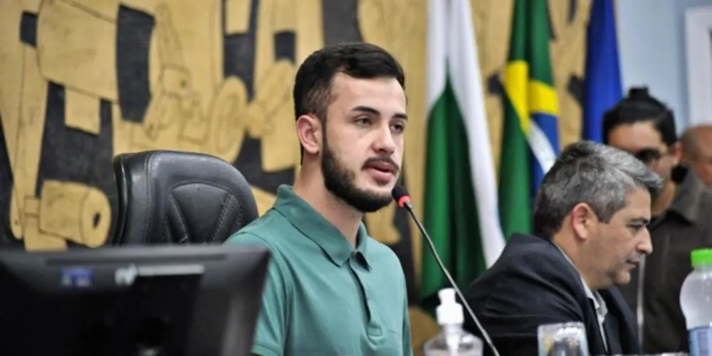 Vereador Filipe Chociai durante sessão na Câmara Municipal.