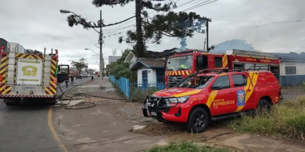 Corpo de Bombeiros foi acionado para combater o fogo, nesta quinta-feira (29)